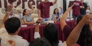 Gino Segura con jóvenes de Morena durante su gira de trabajo en Chetumal.