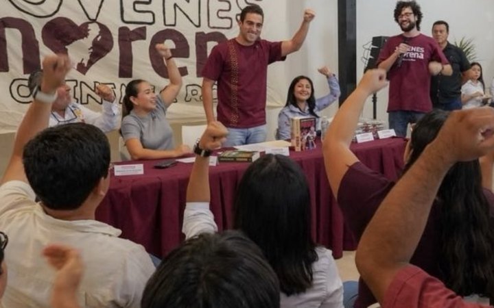 Gino Segura con jóvenes de Morena durante su gira de trabajo en Chetumal.