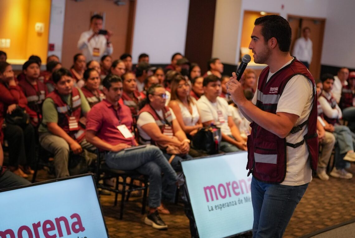Gino Segura habla ante militantes de Morena durante la Reunión Nacional de Organización en Cancún