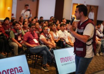 Gino Segura habla ante militantes de Morena durante la Reunión Nacional de Organización en Cancún