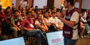 Gino Segura habla ante militantes de Morena durante la Reunión Nacional de Organización en Cancún