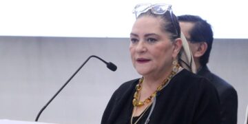 Guadalupe Taddei habla en un acto del INE