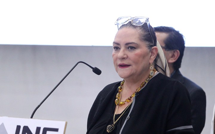 Guadalupe Taddei habla en un acto del INE
