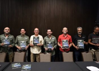 Participantes en la presentación de la Guía de Cuevas y Cavernas del Caribe Mexicano muestran ejemplares en Playa del Carmen
