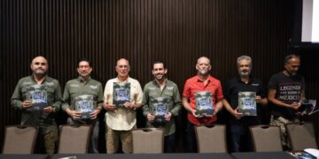 Participantes en la presentación de la Guía de Cuevas y Cavernas del Caribe Mexicano muestran ejemplares en Playa del Carmen