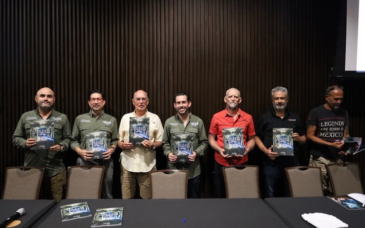Participantes en la presentación de la Guía de Cuevas y Cavernas del Caribe Mexicano muestran ejemplares en Playa del Carmen