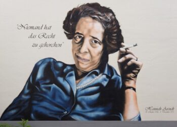 Mural de Hannah Arendt con la frase Niemand hat das Recht zu gehorchen
