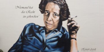 Mural de Hannah Arendt con la frase Niemand hat das Recht zu gehorchen