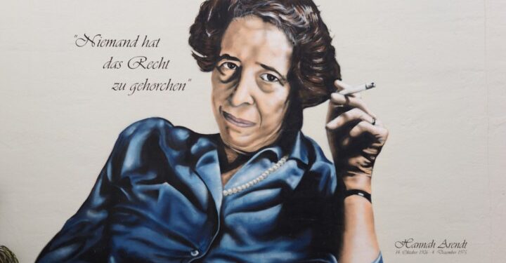 Mural de Hannah Arendt con la frase Niemand hat das Recht zu gehorchen