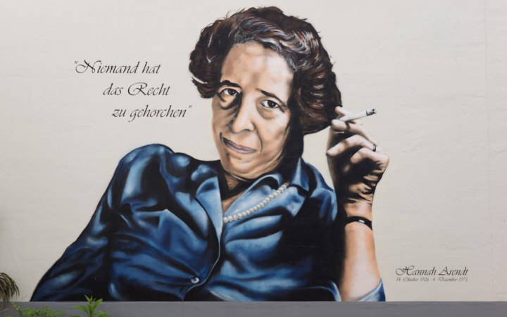 Mural de Hannah Arendt con la frase Niemand hat das Recht zu gehorchen