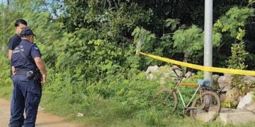 Policías municipales resguardan el predio acordonado de la colonia Morelos, en José María Morelos.