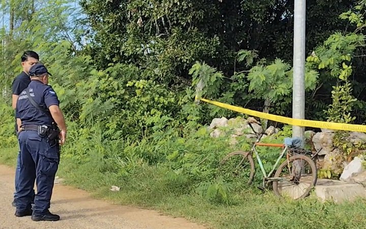 Policías municipales resguardan el predio acordonado de la colonia Morelos, en José María Morelos.