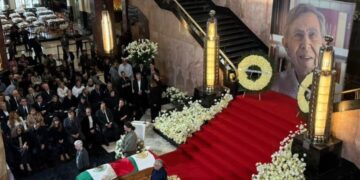 Féretro de Cuauhtémoc Cárdenas en el vestíbulo del Palacio de Bellas Artes durante su homenaje de cuerpo presente