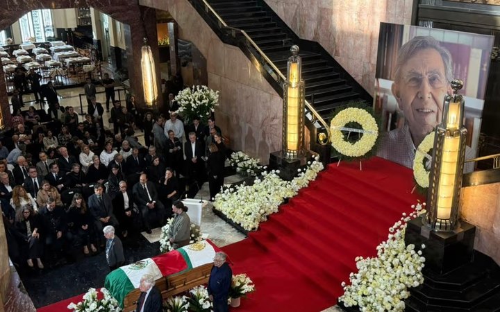 Féretro de Cuauhtémoc Cárdenas en el vestíbulo del Palacio de Bellas Artes durante su homenaje de cuerpo presente