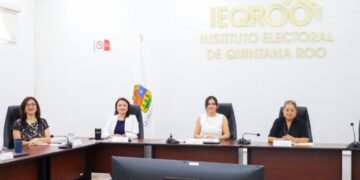 Consejeras del Instituto Electoral de Quintana Roo en la sesión del Consejo General en Chetumal