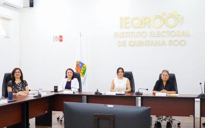 Consejeras del Instituto Electoral de Quintana Roo en la sesión del Consejo General en Chetumal