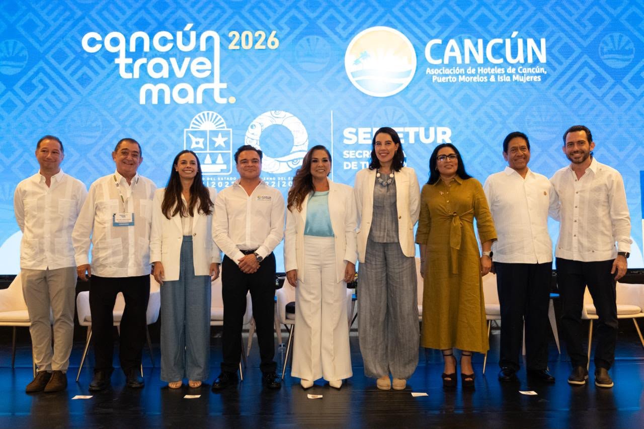 Autoridades estatales y representantes del sector hotelero en la inauguración del Cancún Travel Mart 2026