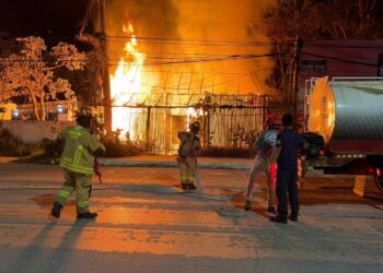 Bomberos combaten un incendio de madrugada; imagen ilustrativa de archivo