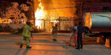 Bomberos combaten un incendio de madrugada; imagen ilustrativa de archivo