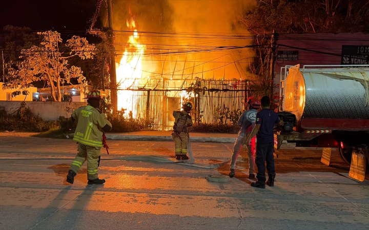 Bomberos combaten un incendio de madrugada; imagen ilustrativa de archivo