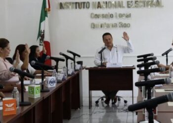 Integrantes del Consejo Local del INE en Quintana Roo votan durante una sesión ordinaria en Chetumal.