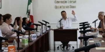 Integrantes del Consejo Local del INE en Quintana Roo votan durante una sesión ordinaria en Chetumal.