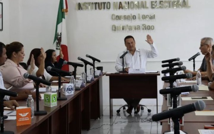 Integrantes del Consejo Local del INE en Quintana Roo votan durante una sesión ordinaria en Chetumal.