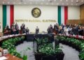 Consejeros y representantes de partidos aplauden de pie en la sala del Consejo General del INE en homenaje a Cuauhtémoc Cárdenas
