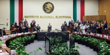 Consejeros y representantes de partidos aplauden de pie en la sala del Consejo General del INE en homenaje a Cuauhtémoc Cárdenas