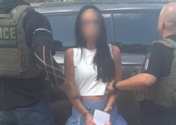 Inés Gómez Mont, esposada, es custodiada por agentes federales tras su detención en Miami