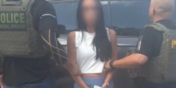 Inés Gómez Mont, esposada, es custodiada por agentes federales tras su detención en Miami
