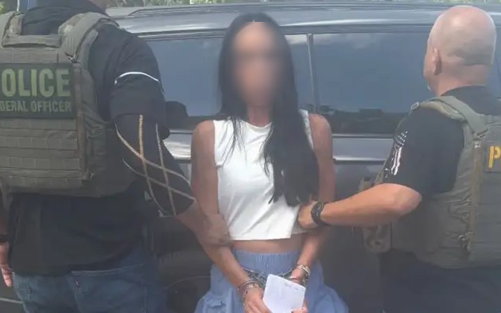 Inés Gómez Mont, esposada, es custodiada por agentes federales tras su detención en Miami