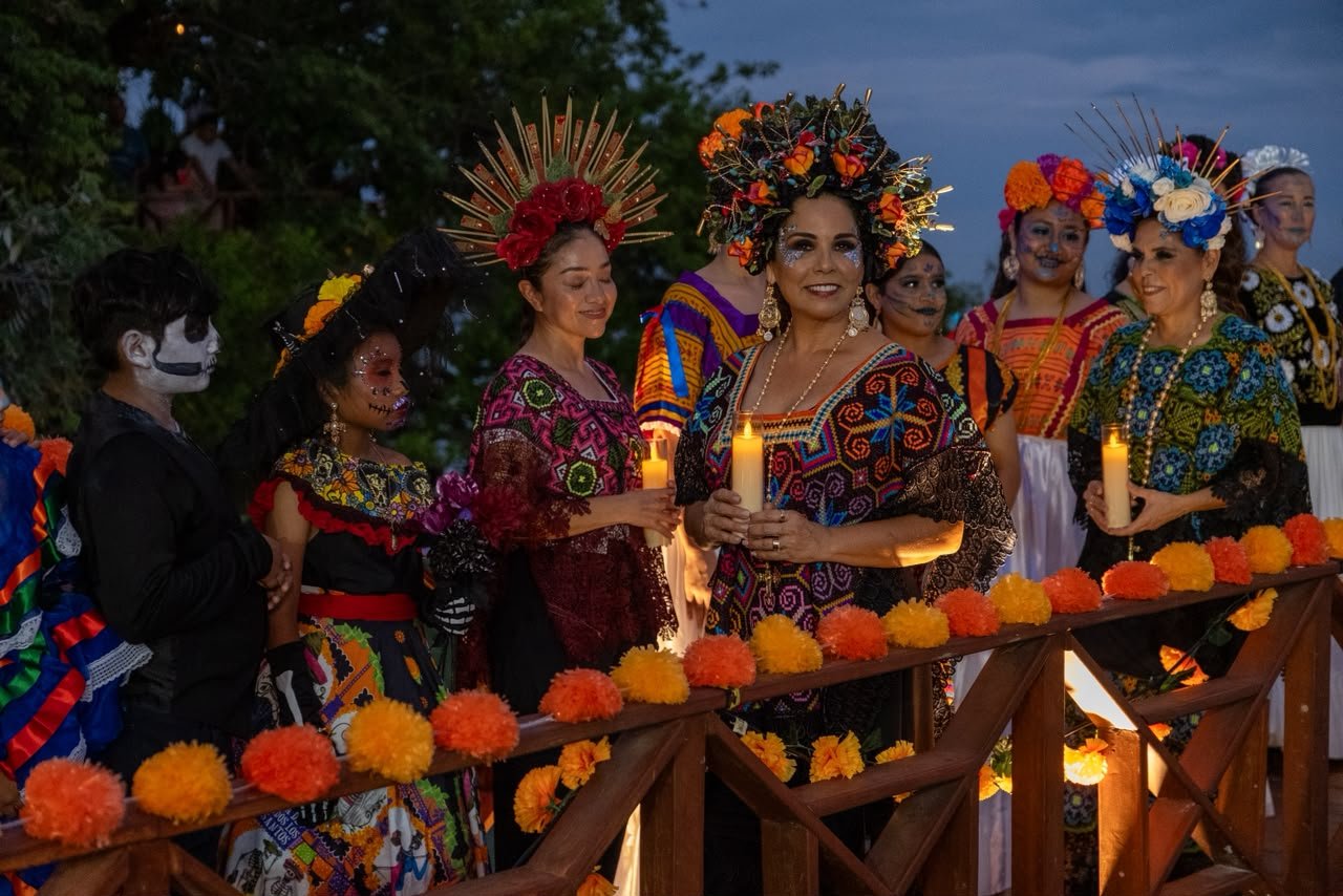 Catrinas con velas en el Mirador de Calderitas durante el Janal Pixan