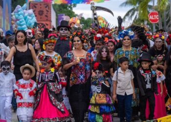 La gobernadora Mara Lezama encabeza el desfile de catrinas del Janal Pixan en Calderitas