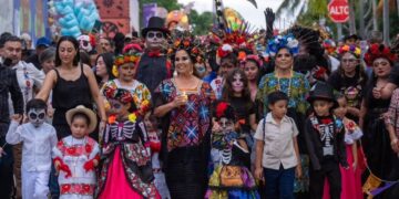 La gobernadora Mara Lezama encabeza el desfile de catrinas del Janal Pixan en Calderitas