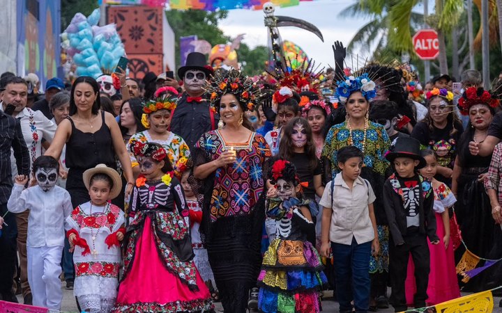 La gobernadora Mara Lezama encabeza el desfile de catrinas del Janal Pixan en Calderitas