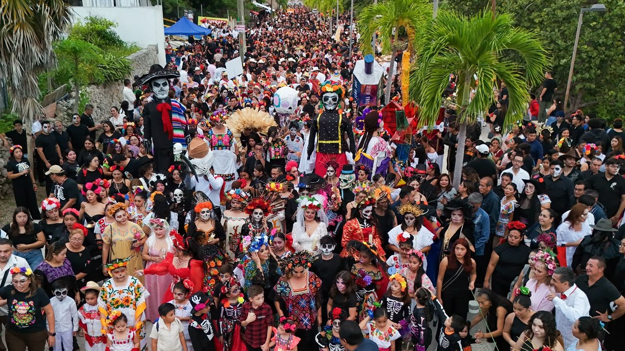 Multitud y catrinas en el desfile del Janal Pixan en Calderitas