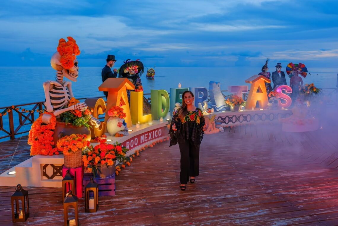 Mara Lezama en el muelle de Calderitas, decorado para el Janal Pixán Tradición Viva