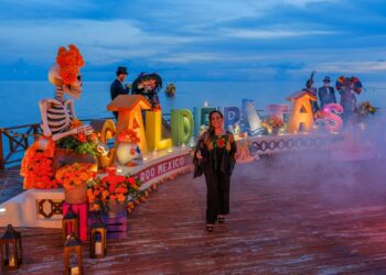 Mara Lezama en el muelle de Calderitas, decorado para el Janal Pixán Tradición Viva