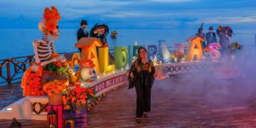 Mara Lezama en el muelle de Calderitas, decorado para el Janal Pixán Tradición Viva