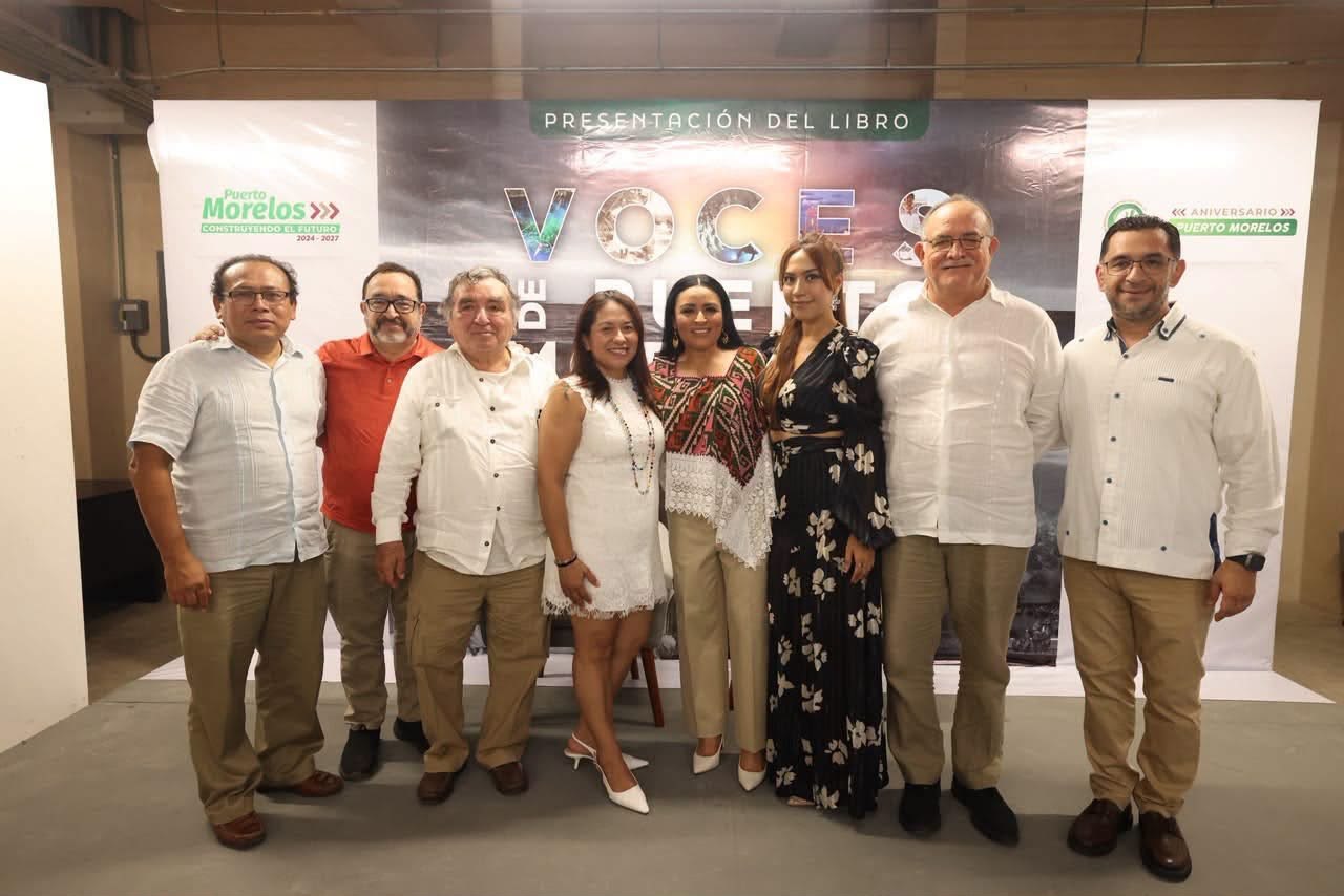 Blanca Merari con colaboradores del libro Voces de Puerto Morelos