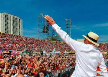 Luiz Inácio Lula da Silva saluda a simpatizantes en un mitin de campaña