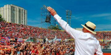 Luiz Inácio Lula da Silva saluda a simpatizantes en un mitin de campaña
