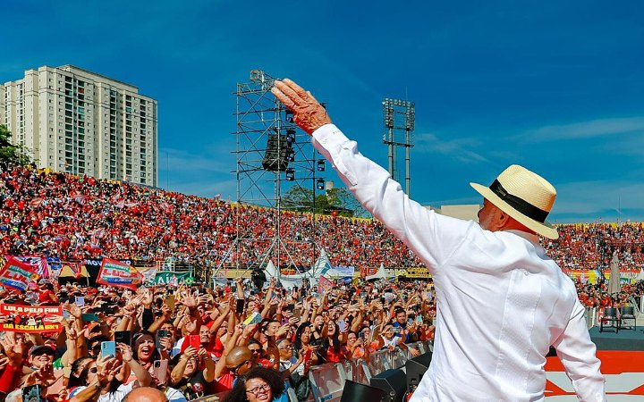 Luiz Inácio Lula da Silva saluda a simpatizantes en un mitin de campaña