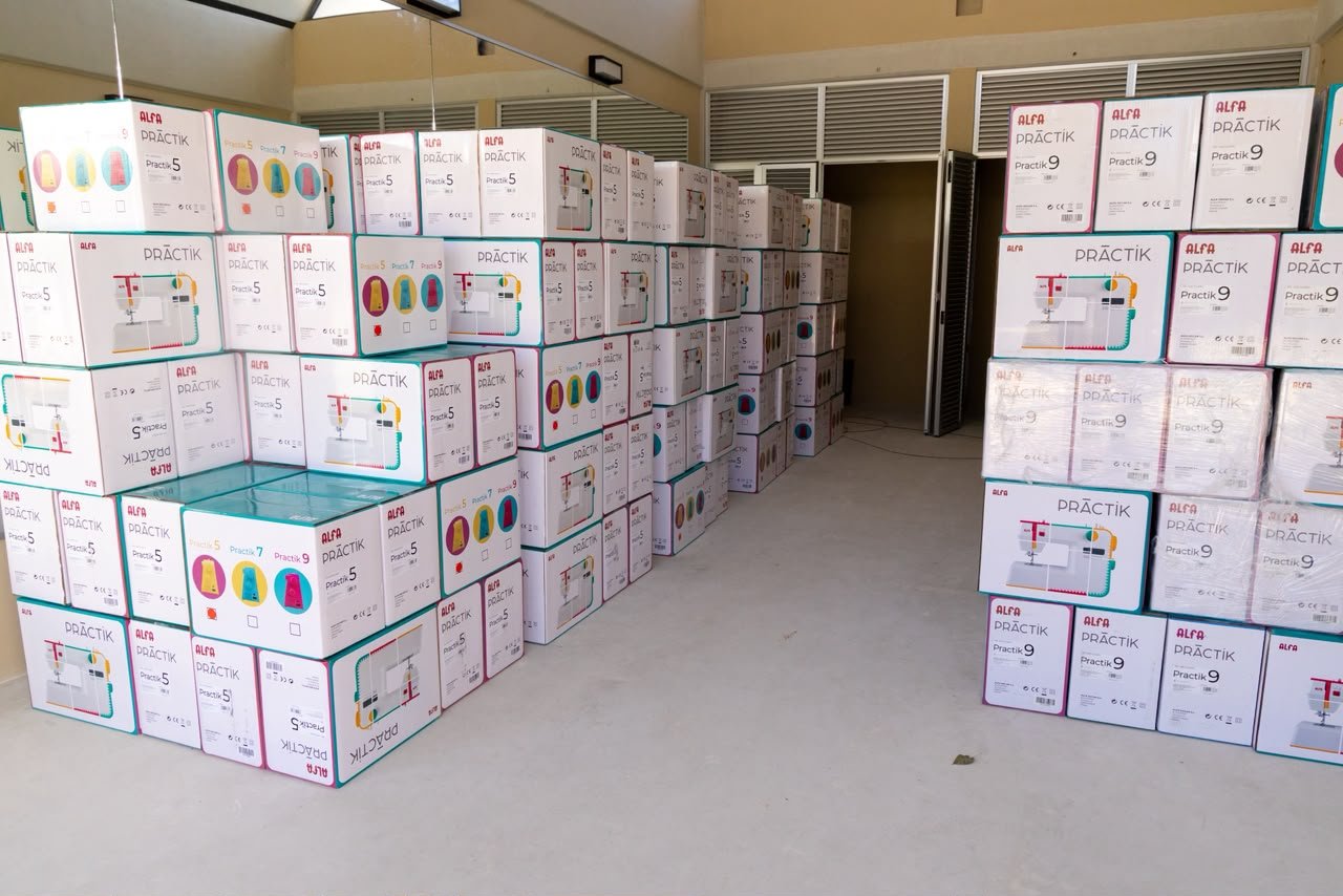 Cajas de máquinas de coser del programa FARO del Bienestar 2026 en Playa del Carmen