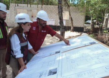 La gobernadora Mara Lezama revisa los planos del nuevo Cuartel de Seguridad Ciudadana de Cozumel