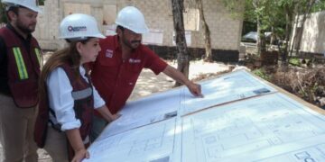La gobernadora Mara Lezama revisa los planos del nuevo Cuartel de Seguridad Ciudadana de Cozumel