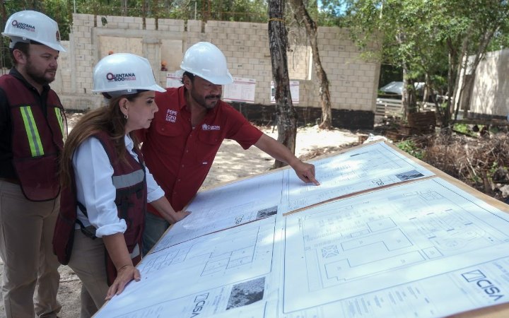 La gobernadora Mara Lezama revisa los planos del nuevo Cuartel de Seguridad Ciudadana de Cozumel