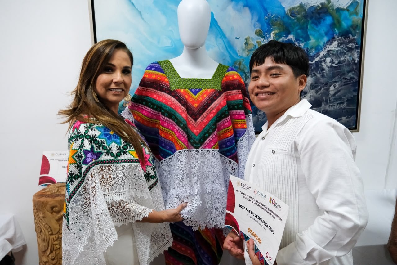 Mara Lezama junto al artesano Josafat de Jesús Pech Chuc, premiado en el concurso Deja que te lo cuenten mis manos