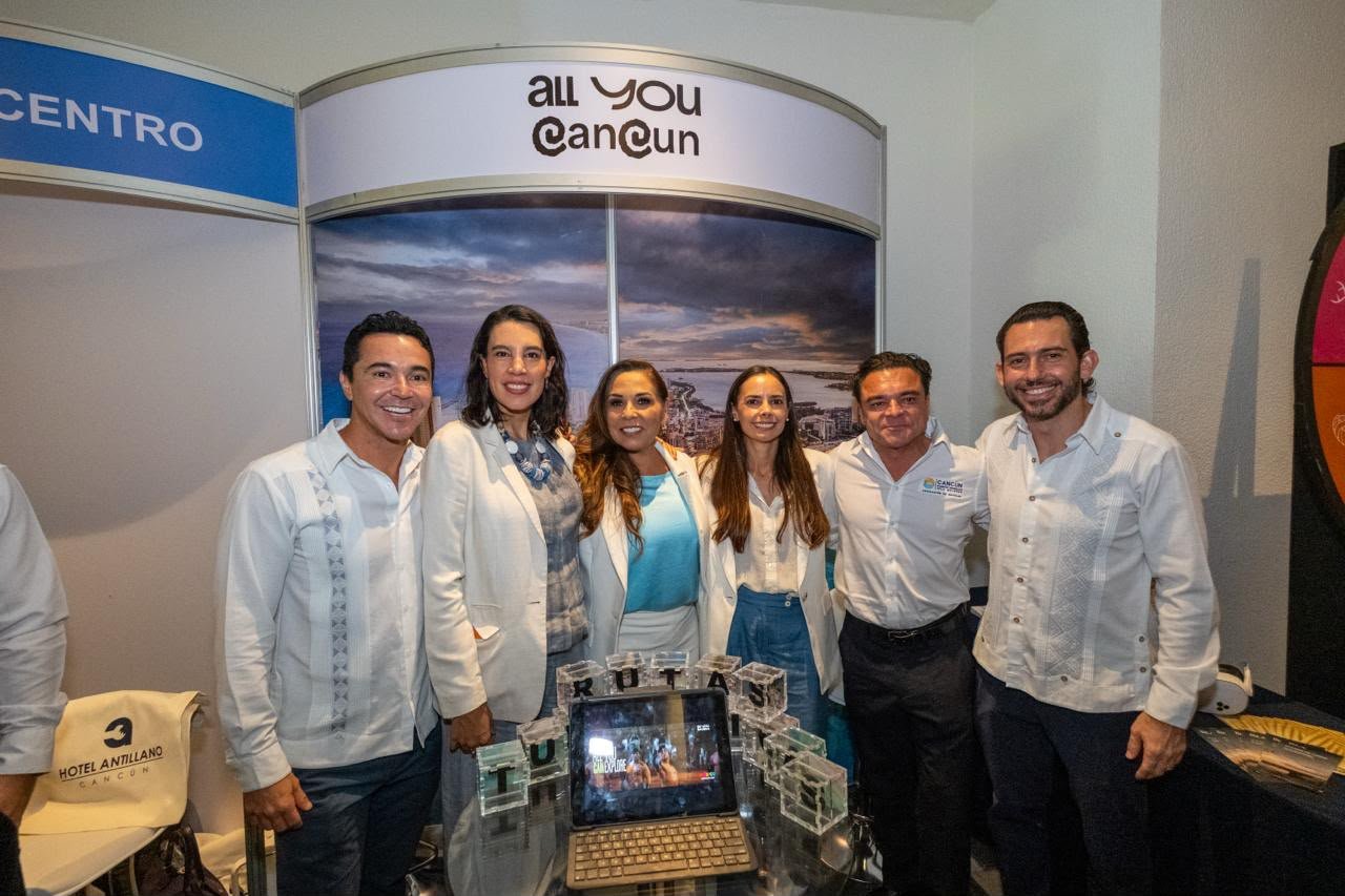 Mara Lezama en un stand durante el recorrido por el Cancún Travel Mart 2026